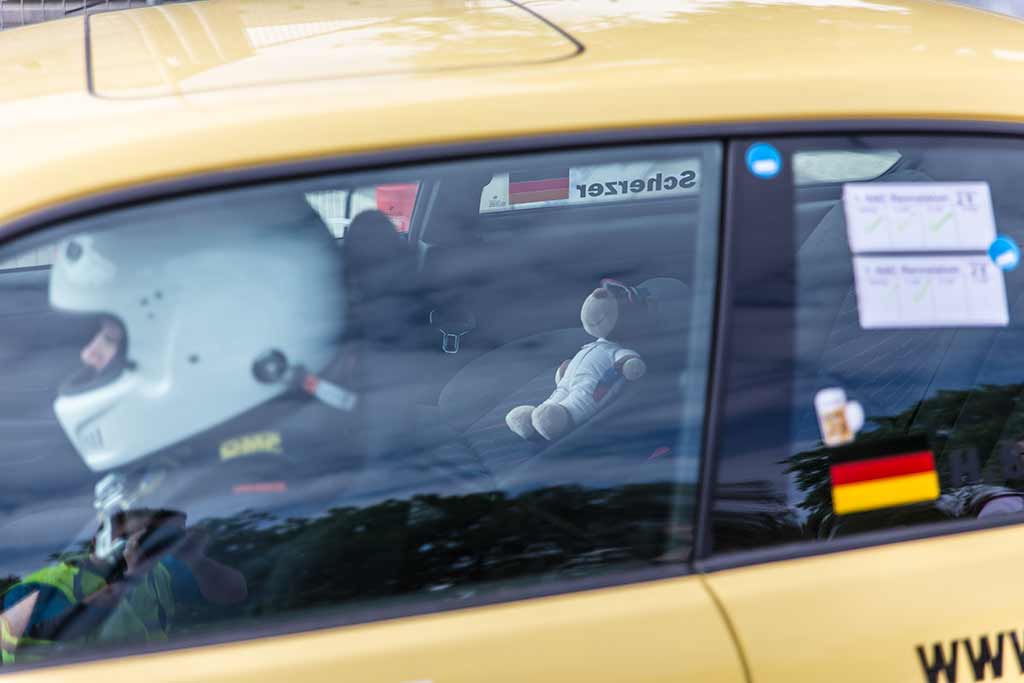 Teddy in Rennwagen