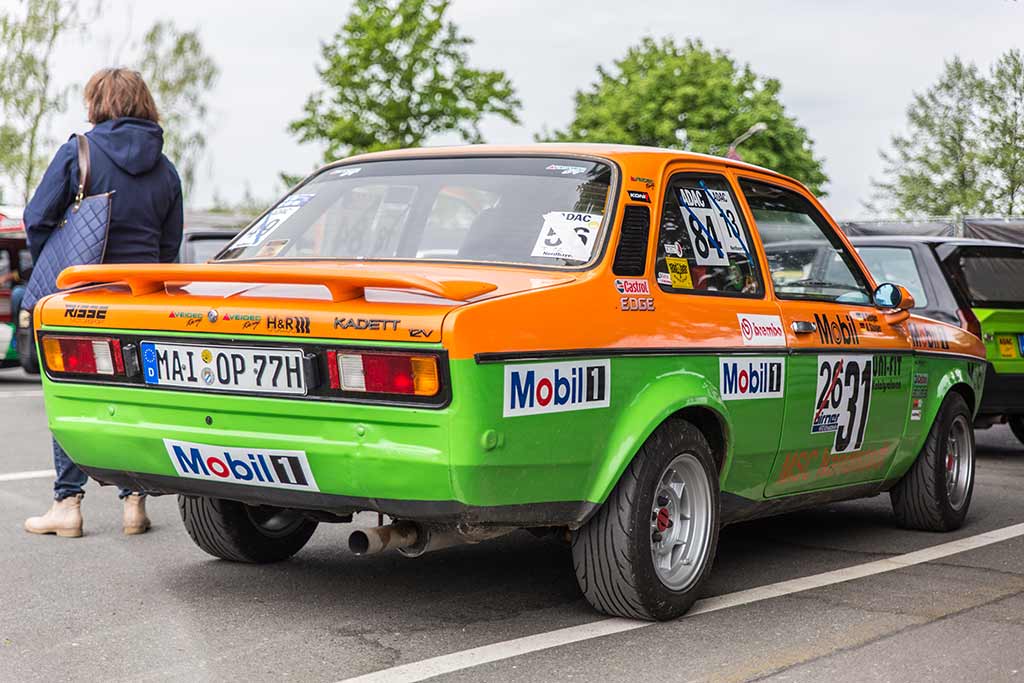 Orange-grüner Opel Kadett Rennwagen