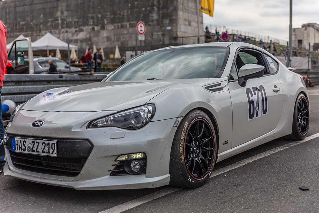 Rennwagen Subaru BRZ silber