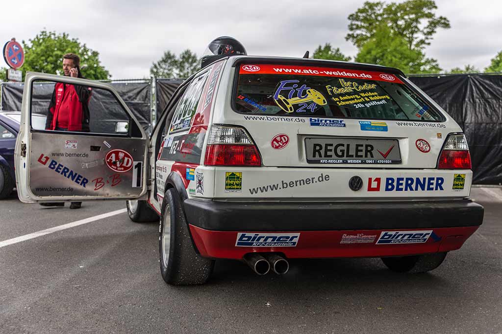 Heckansicht mit offener Tür VW Golf Rennwagen