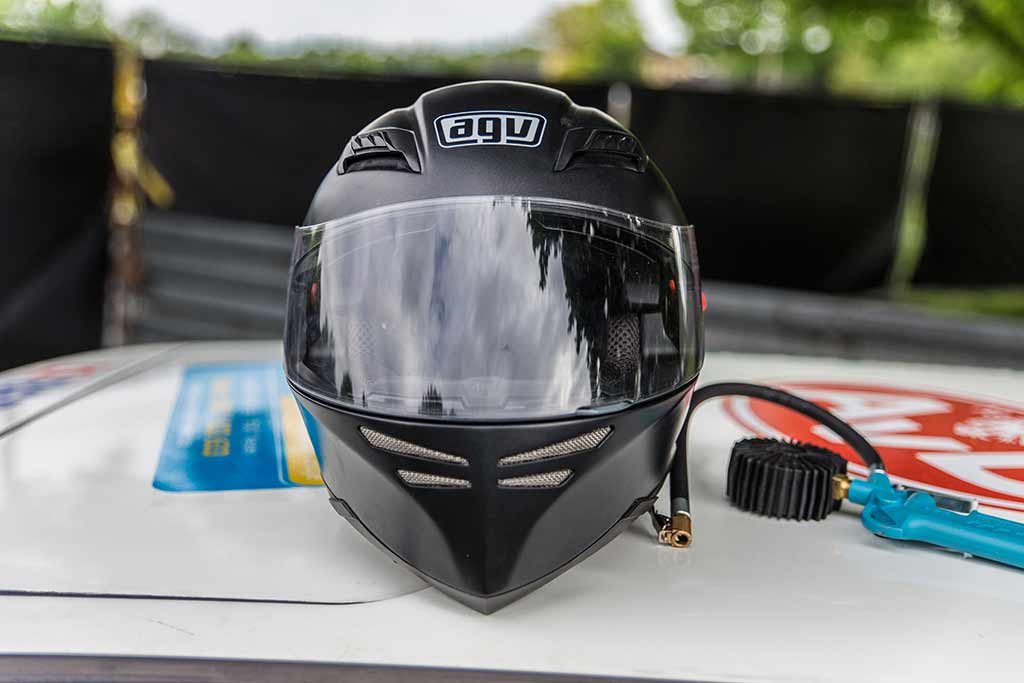 Helm und Luftdruckmesser auf Autodach