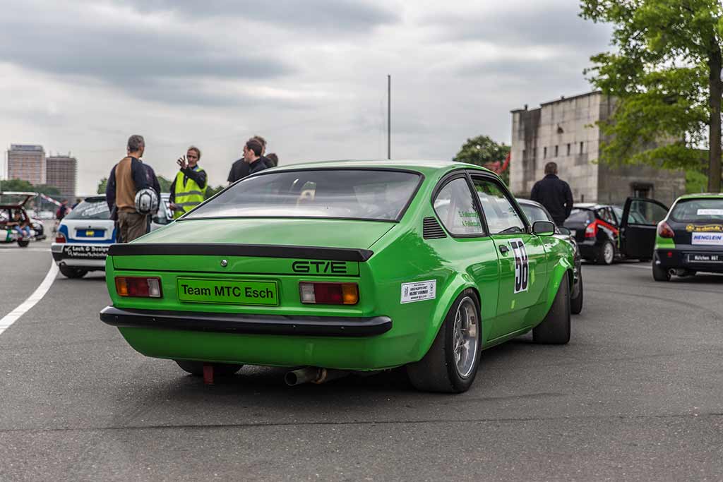 Grüner Opel Manta Renn-Slalom