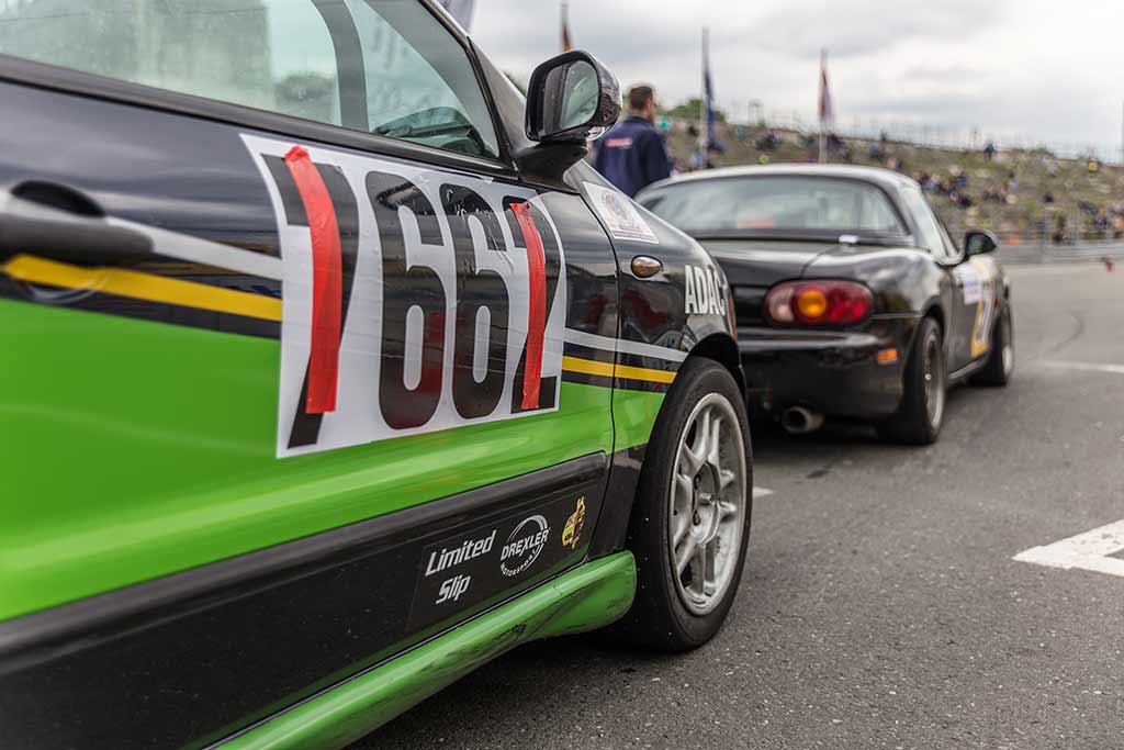 aufgereihte Rennwagen Startlinie Renn-Slalom