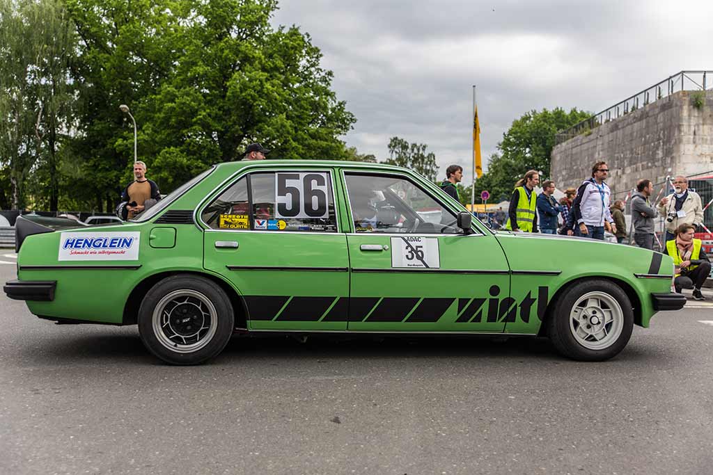 grüner Opel Rennwagen Seitenansicht