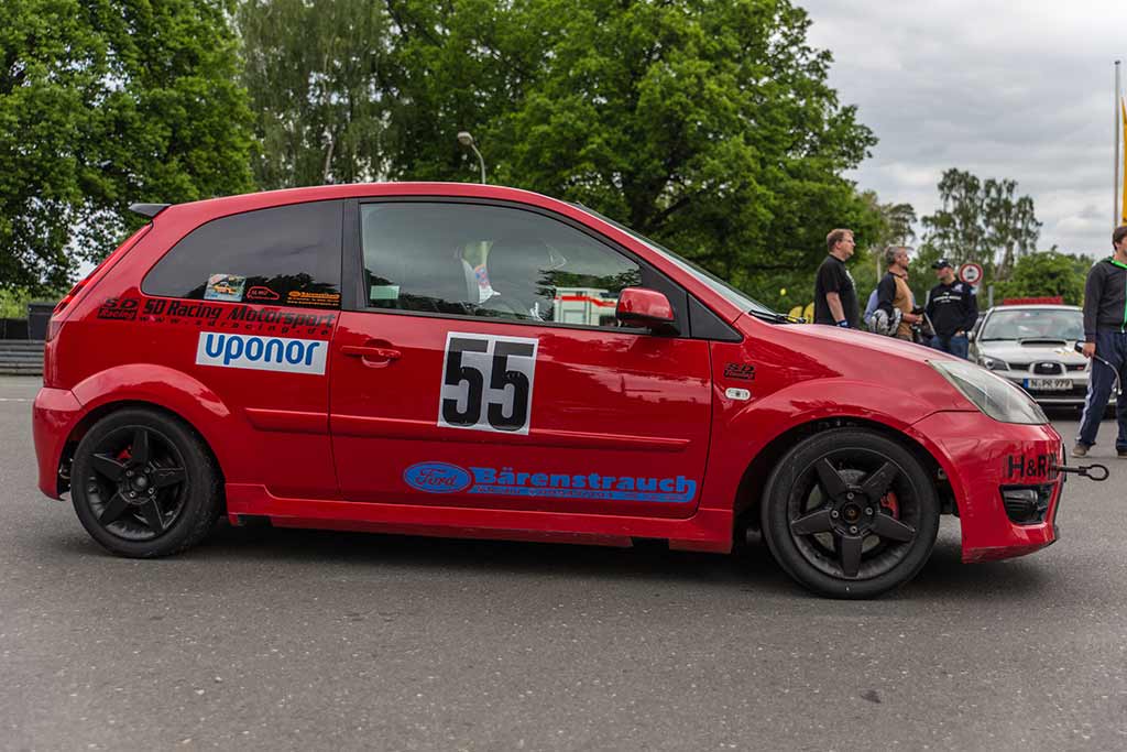 Roter Ford Fiesta ST Seitenansicht