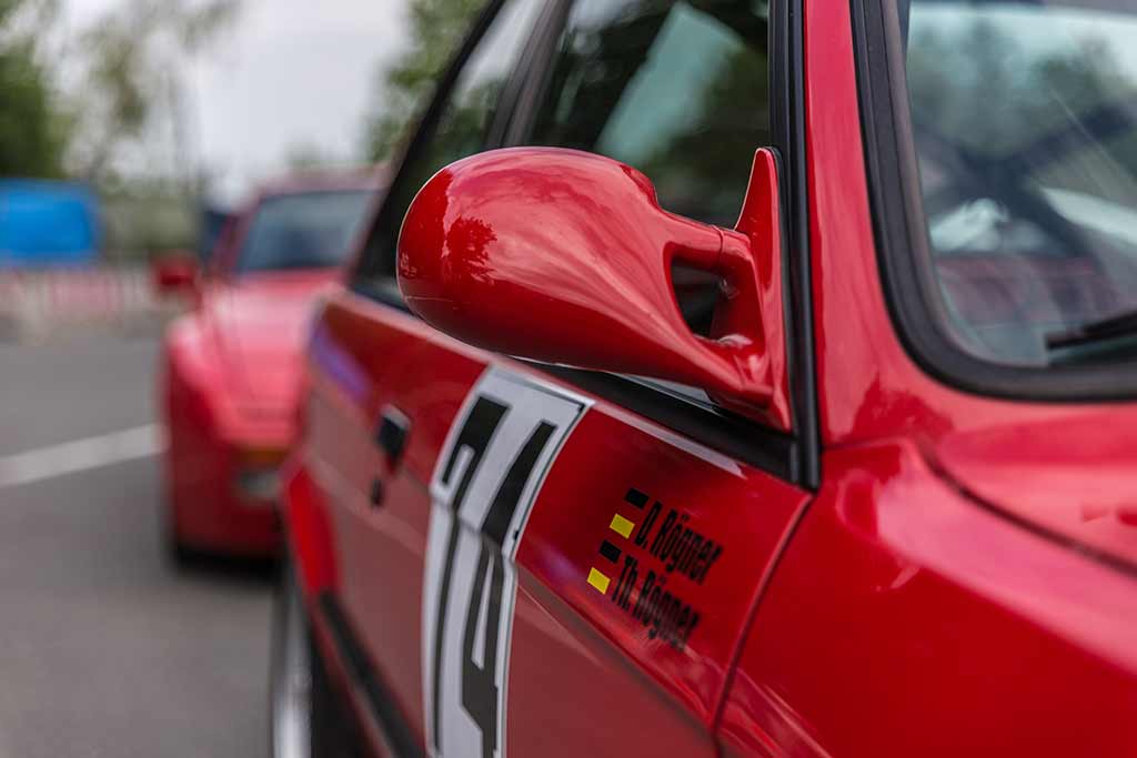 Detailansicht Spiegel roter Rennwagen