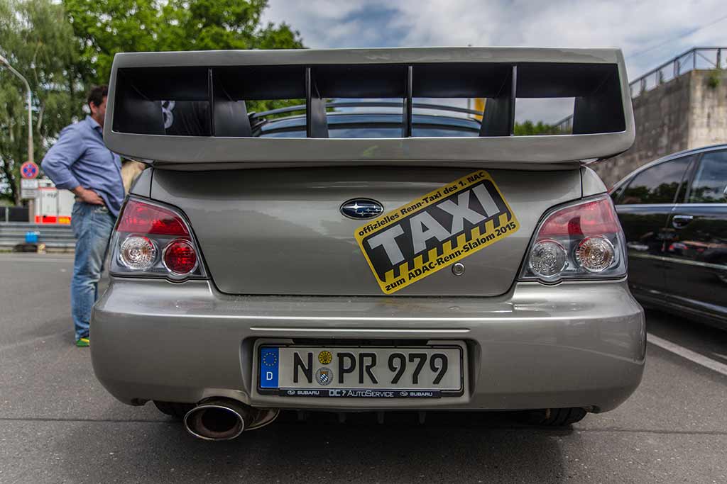 Heckansicht Renntaxi Subaru riesiger Heckflügel