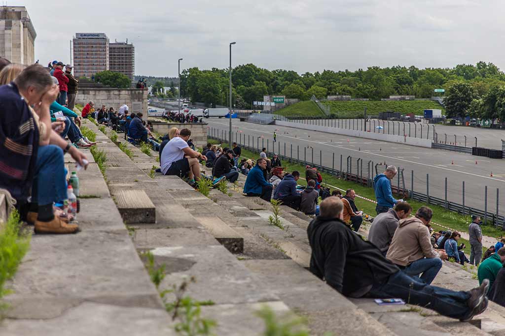 Besucher sitzen auf Steintribüne