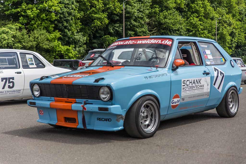 hellblauer Rennwagen mit orangenem Streifen