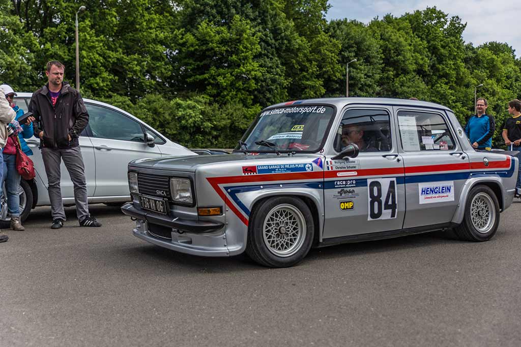 silberner Simca Rennwagen