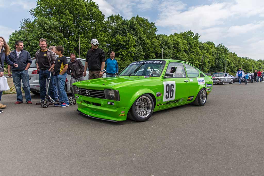 Besucher Fahrerlager bei grünem Opel Manta