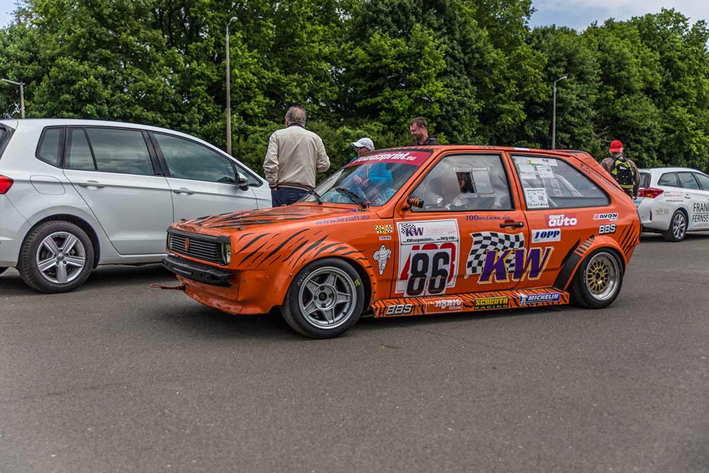 orangener VW im Fahrerlager