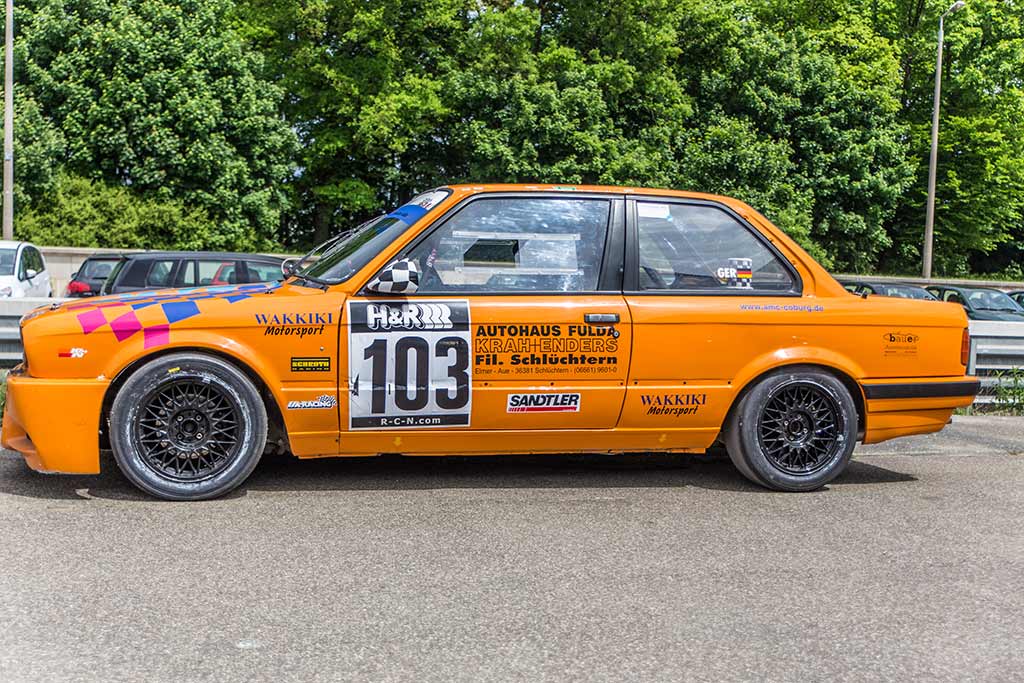 Seitenansicht BMW orange beklebt