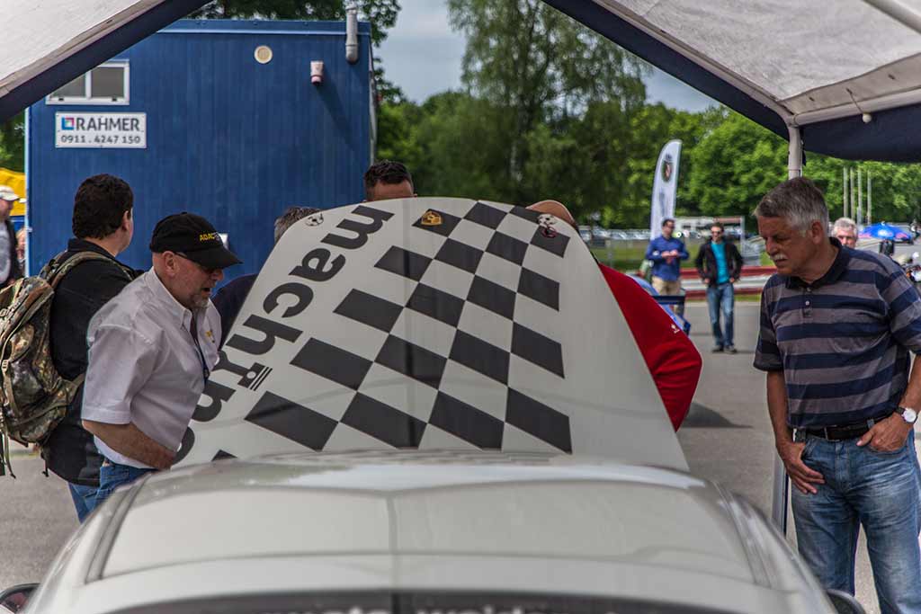 Inspekteure bei Porsche offene Motorhaube