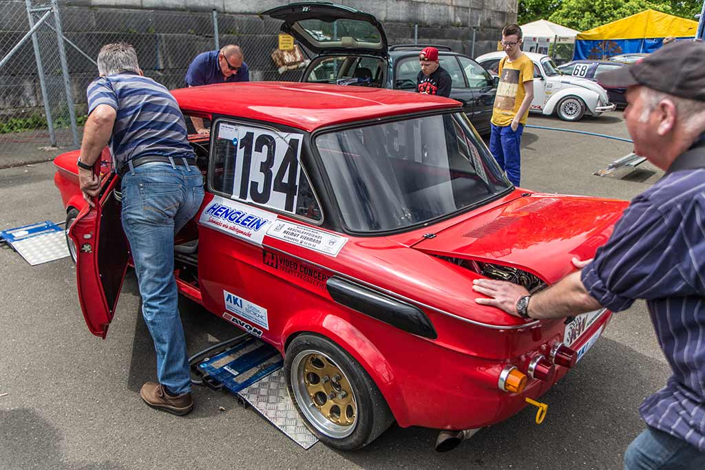 roter NSU TT wird auf Waage geschoben