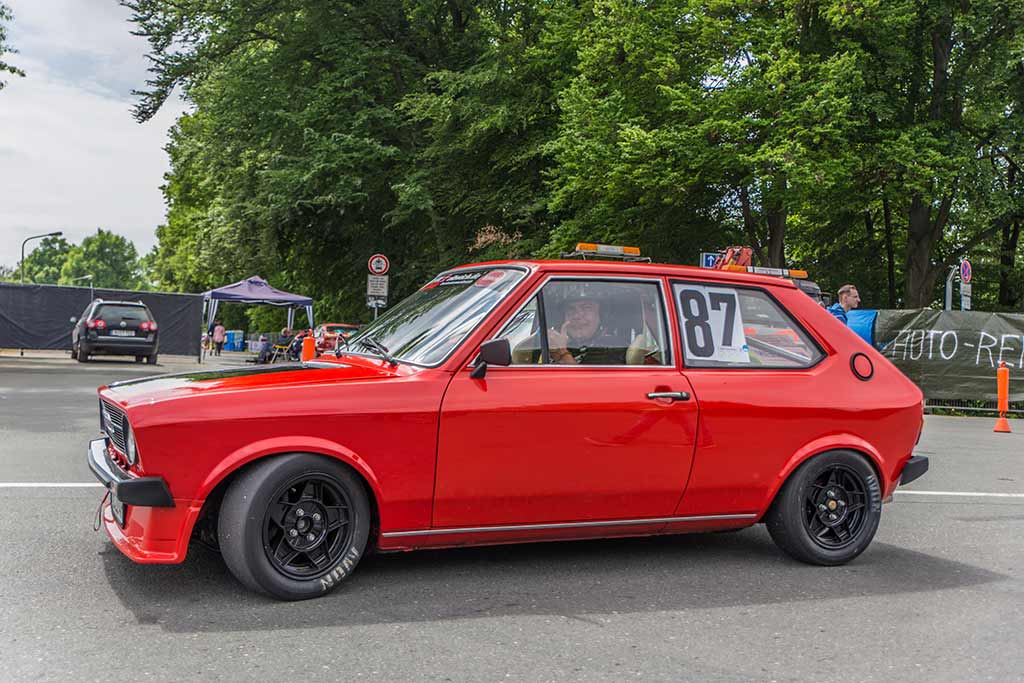 roter Audi 50 Fahrer Daumen hoch