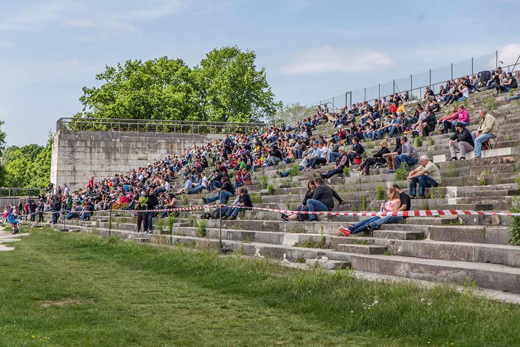 Zuschauer auf Steintribüne