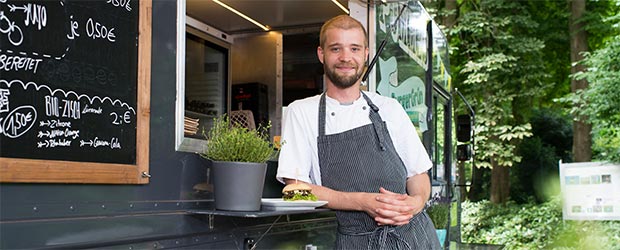 Arne Ulfers an seinem Foodtruck