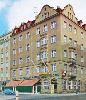 Das Ringhotel Loew’s Merkur gegenüber dem Haus Celtisplatz 8, aufgenommen zwischen 1958 und 1963.