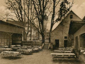 Der Biergarten des „Goldenen Sterns“, im Hintergrund links der ehemalige Kressische Herrensitz, aufgenommen zwischen 1925 und 1933.