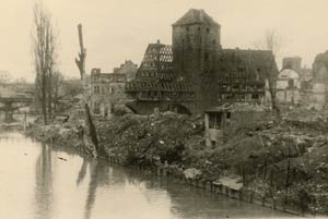 Blick von der Oberen Karlsbrücke über den völlig zerstörten Henkersteg und den Trödelmarkt auf Henkerhaus, Weinstadel und Wasserturm, aufgenommen 1946.