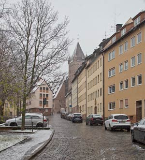 Blick über den Paniersplatz nach Westen auf die Kaiserstallung, den Luginsland und die Obere Söldnersgasse, 2017.