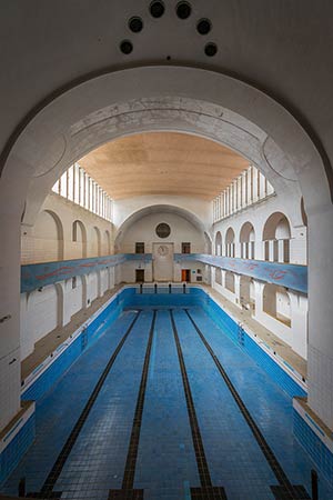 Die nach dem Krieg weitgehend erneuerte Frauenschwimmhalle mit ihrem Möwen-Relief.